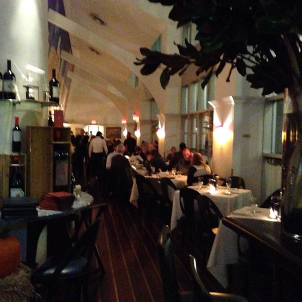 รูปภาพถ่ายที่ Remi Restaurant โดย Marc S. เมื่อ 10/26/2013
