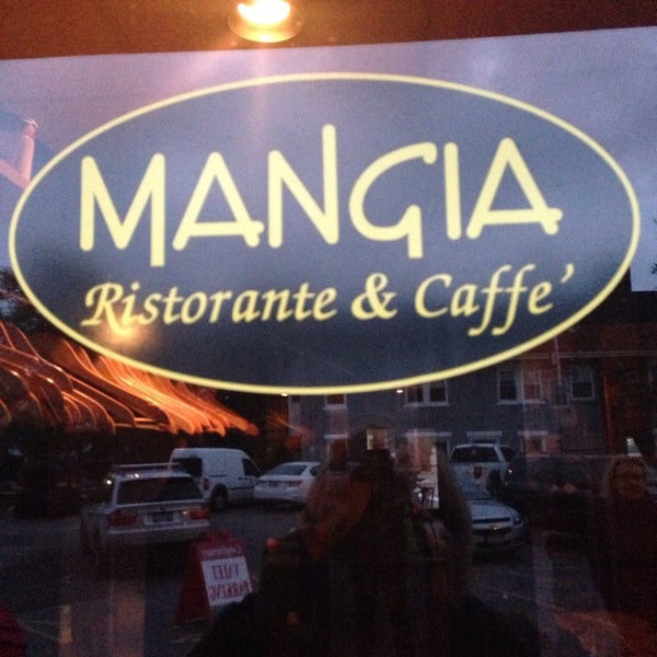 รูปภาพถ่ายที่ Mangia Ristorante &amp; Caffe โดย Paula W. เมื่อ 11/1/2013