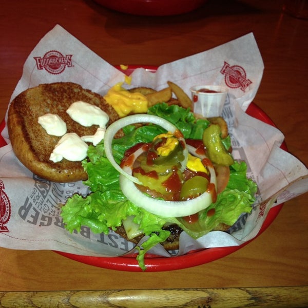 Photo taken at Fuddruckers by Oldin M. on 12/22/2013