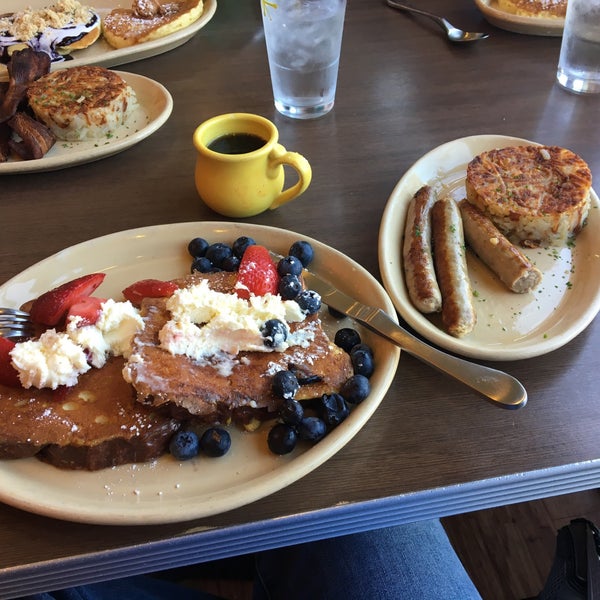 Photo taken at Snooze, an A.M. Eatery by Dennis H. on 5/1/2018