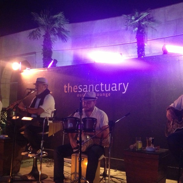 Foto diambil di The Sanctuary Outdoor Lounge oleh Hadeel S. pada 7/29/2013