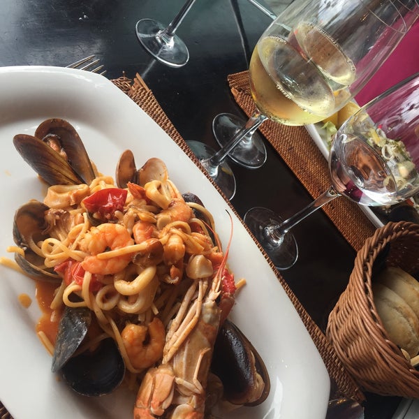 รูปภาพถ่ายที่ Carpaccio ristorante italiano โดย Tlusta A. เมื่อ 9/7/2015