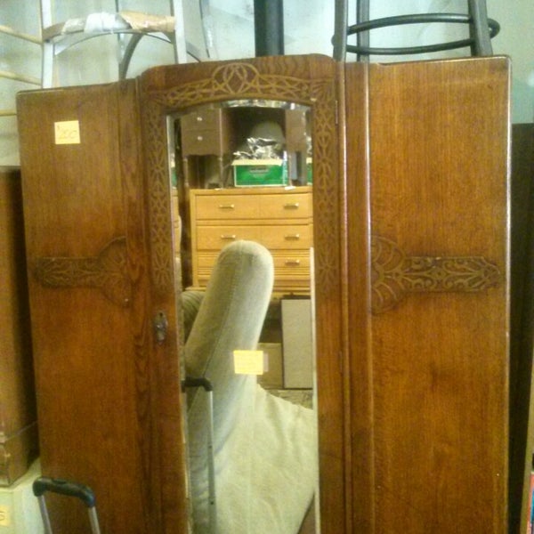 4/12/2013에 Dougan W.님이 Uhuru Furniture &amp; Collectibles에서 찍은 사진