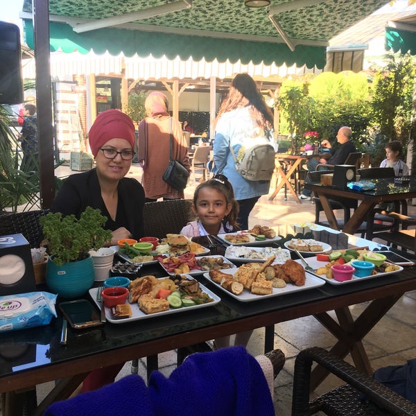 Das Foto wurde bei Cafe Gool Bahçe von Nursen Ç. am 11/9/2019 aufgenommen