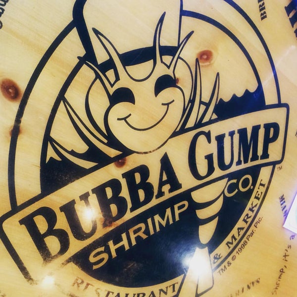 Photo taken at Bubba Gump Shrimp Co. by Alejandro G. on 10/5/2015