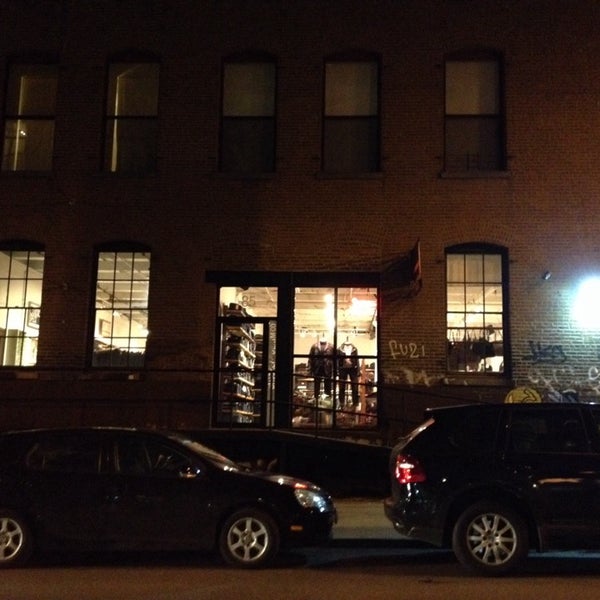 Foto diambil di Brooklyn Denim Company oleh Nuri J. pada 11/7/2014