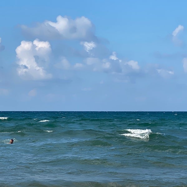 รูปภาพถ่ายที่ Aqua Beach โดย Aslı S. เมื่อ 8/6/2022