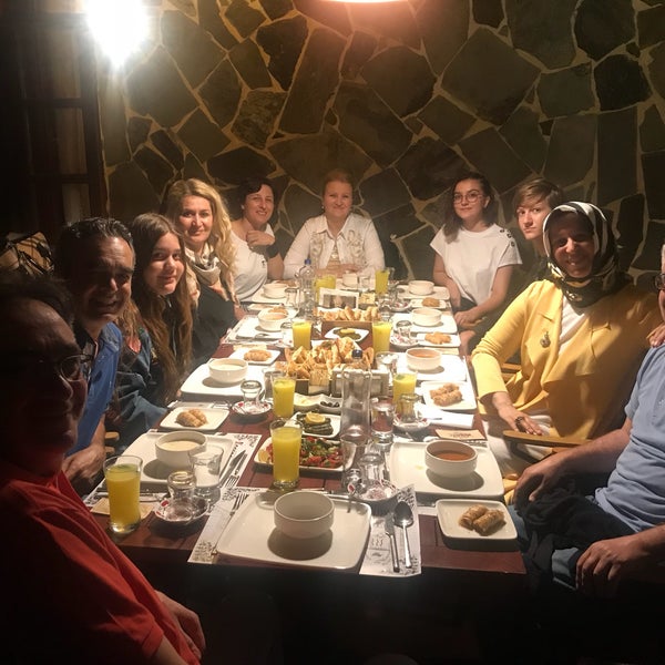 Das Foto wurde bei Taş Han Cafe von Serpil K. am 6/11/2018 aufgenommen