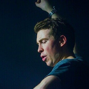 Hardwell the World Top DjProducer Number 1 DJ MAG 2013 winner is in the house raging hard!!