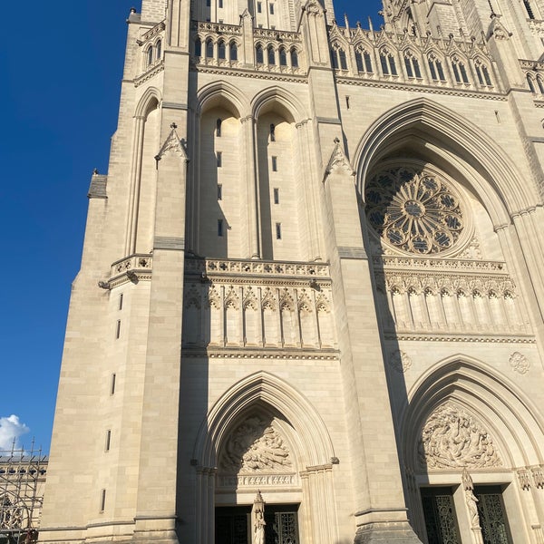 รูปภาพถ่ายที่ Washington National Cathedral โดย Jessica Rose B. เมื่อ 7/10/2023