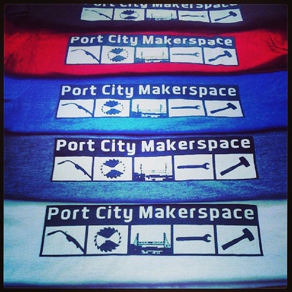 Foto tirada no(a) Port City Makerspace por Ross B. em 5/11/2014