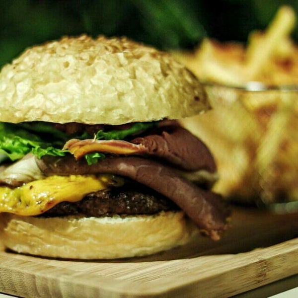 Foto diambil di Mm&amp;G&#39;s Burger oleh Zafer A. pada 12/1/2015