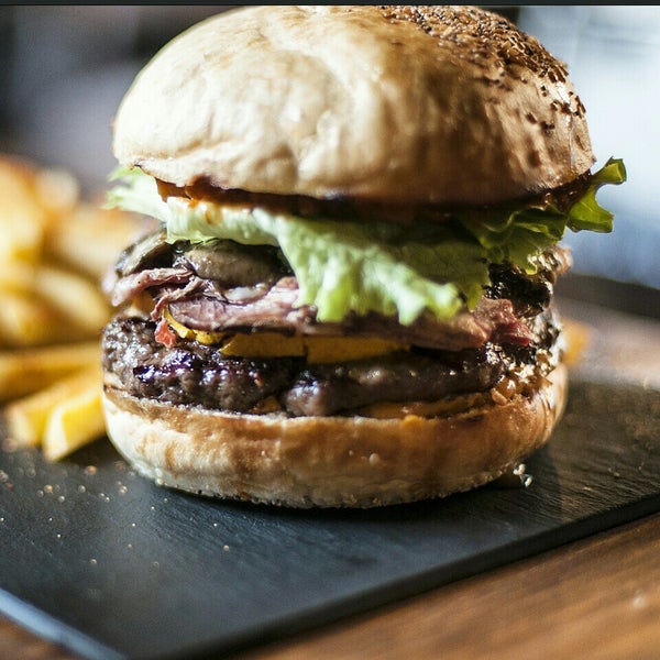 Foto diambil di Mm&amp;G&#39;s Burger oleh Zafer A. pada 2/19/2016