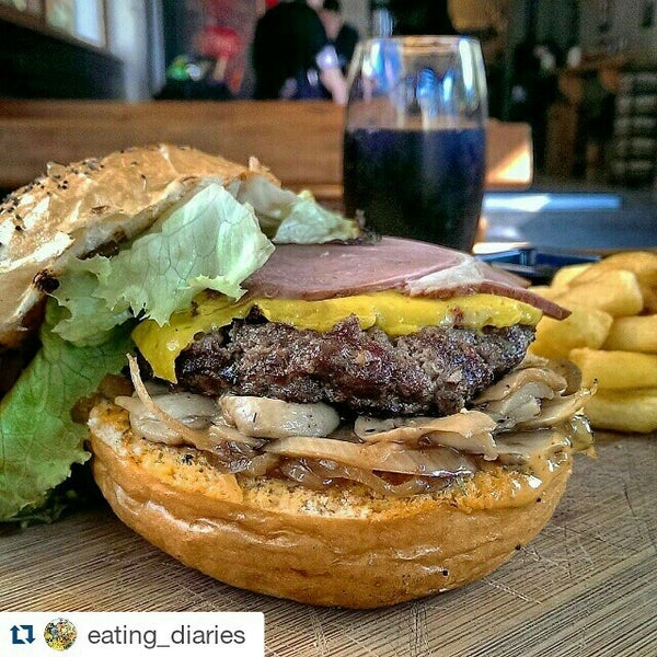 Foto tomada en Mm&amp;G&#39;s Burger  por Zafer A. el 12/4/2015