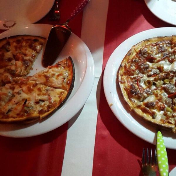Foto tirada no(a) Sokullu Pizza &amp; Restaurant por Osman Y. em 11/18/2017