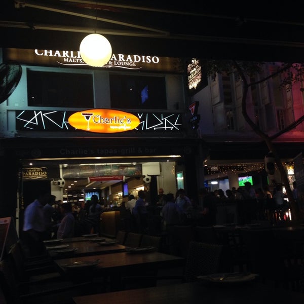 Foto scattata a Charlie&#39;s Restaurant &amp; Bar da Constance N. il 6/13/2014