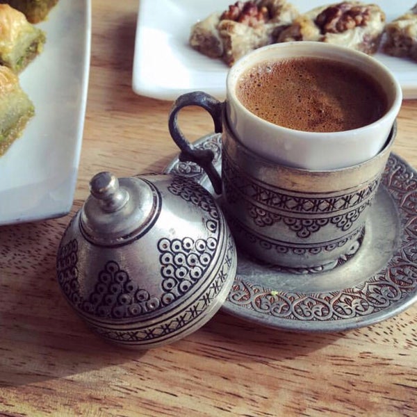 Das Foto wurde bei Güllüoğlu Baklava &amp; Cafe von Gülden Y. Z. am 4/9/2017 aufgenommen