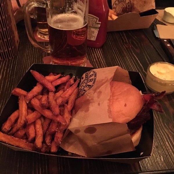 Photo taken at Barrels Burgers &amp; Beer by Malcom on 2/3/2019