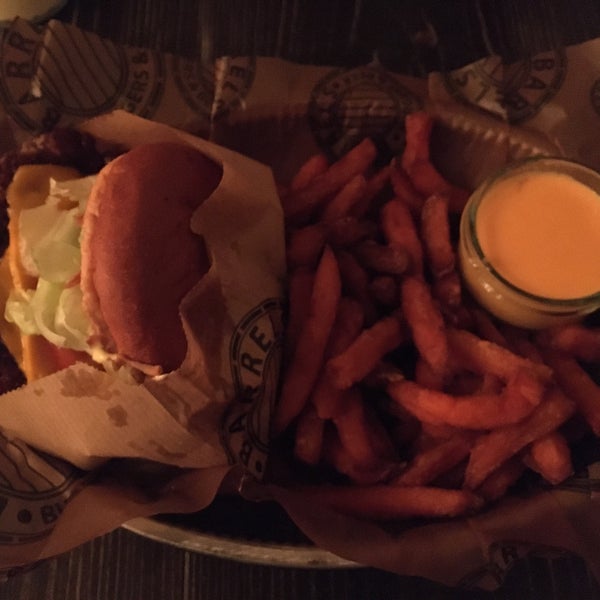 Photo taken at Barrels Burgers &amp; Beer by Malcom on 2/29/2020