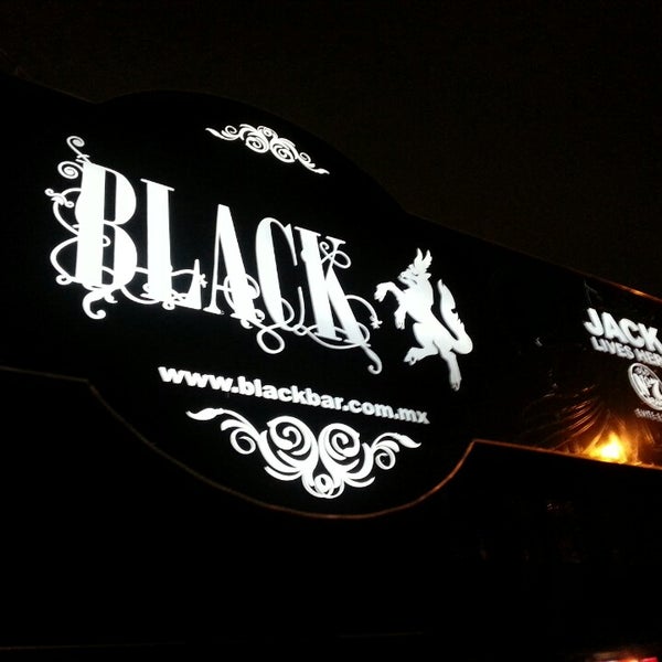 Foto tirada no(a) Black Bar por Bern A. em 9/27/2013