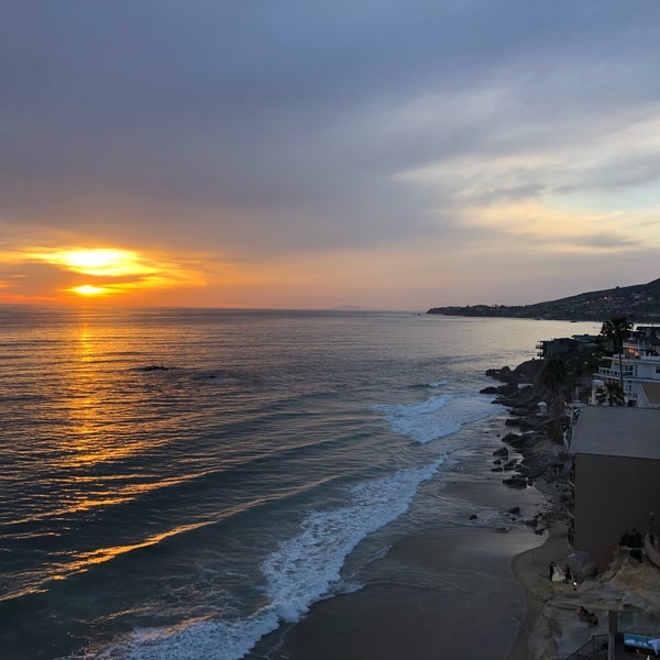 Foto diambil di Surf &amp; Sand Resort oleh Stephenie B. pada 4/2/2019
