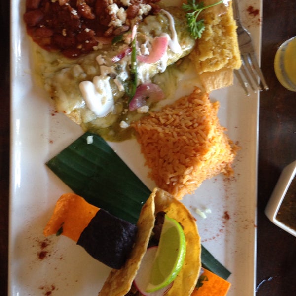 Снимок сделан в Taco Rosa Mexico City Cuisine - Newport Beach пользователем Stephenie B. 1/27/2015