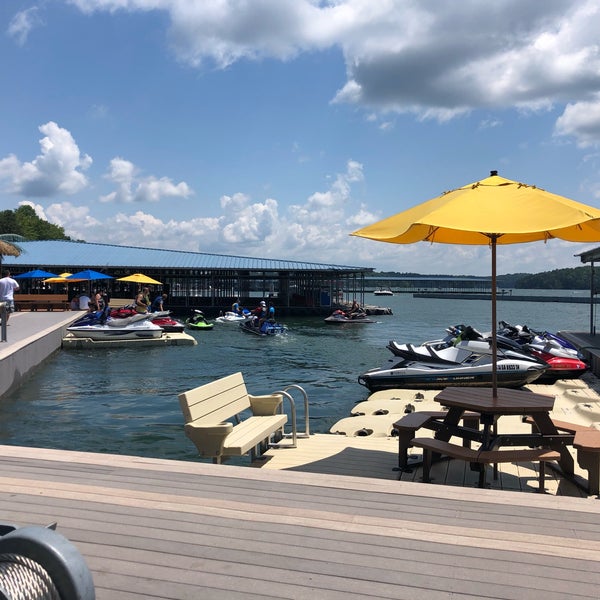 6/16/2019 tarihinde Stephenie B.ziyaretçi tarafından Pelican Pete&#39;s Floating Bar &amp; Grill on Lake Lanier'de çekilen fotoğraf