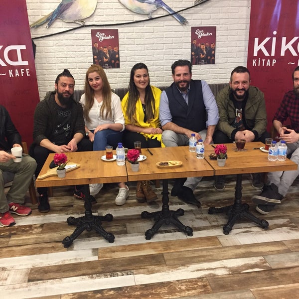 รูปภาพถ่ายที่ Zukka Kitap &amp; Kafe โดย AyşEn เมื่อ 3/29/2018