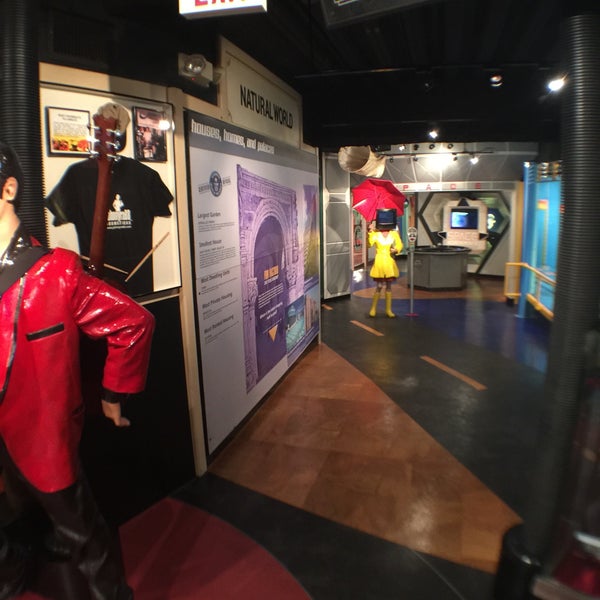 Photo taken at Guinness World Records Museum by Wuu H. on 9/19/2015