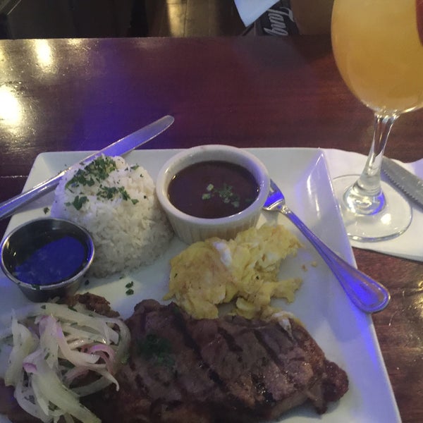 Foto scattata a Madera Cuban Grill &amp; Steakhouse da JetzNY il 12/26/2015