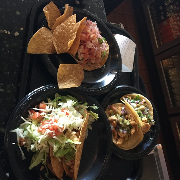Foto diambil di Los Taquitos Mexican Grill oleh JetzNY pada 12/20/2016