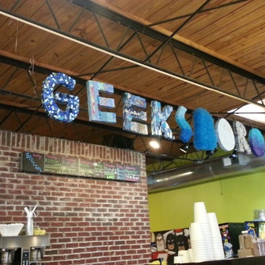 รูปภาพถ่ายที่ Geeksboro Coffeehouse Cinema โดย Matt T. เมื่อ 3/23/2013