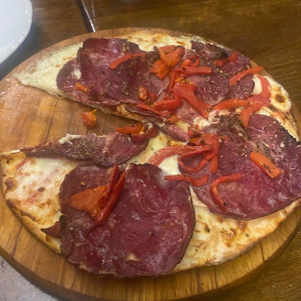 Pizza con entrecote affumıcata pizzasını pazartesi denedim mozerrella,füme et ve kırmızı biberli harika derecede ince ve güzeldi ancak bunun için 310 tl gözden çıkarmanız gerekli 😊