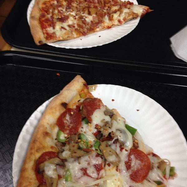 Снимок сделан в Giuseppe&#39;s Pizza пользователем Robert C. 10/12/2014