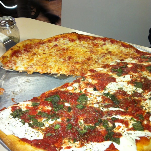 Das Foto wurde bei Roma Pizza von Rafa D. am 12/21/2012 aufgenommen