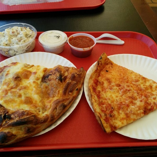 Das Foto wurde bei Zesto&#39;s Deli &amp; Pizzeria von Rory O. am 4/24/2014 aufgenommen