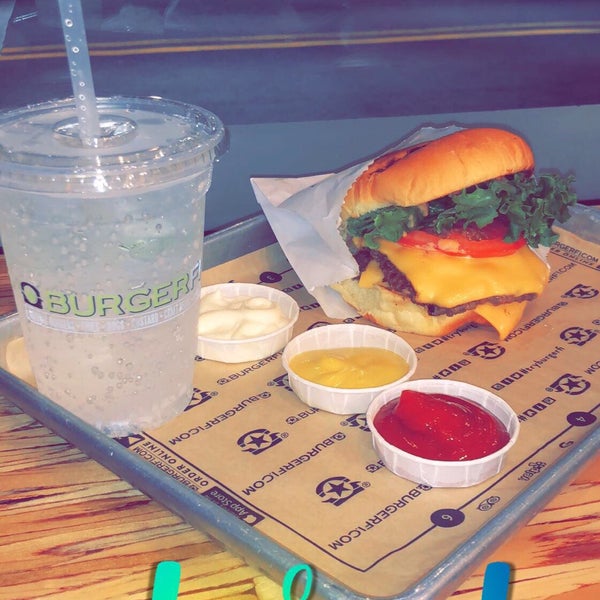 Foto scattata a BurgerFi da $ il 8/27/2018