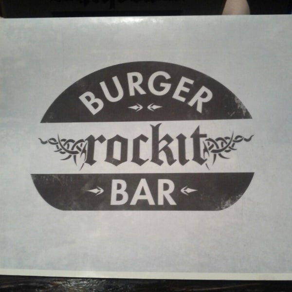 6/6/2013 tarihinde Dylan J.ziyaretçi tarafından Rockit Burger Bar'de çekilen fotoğraf