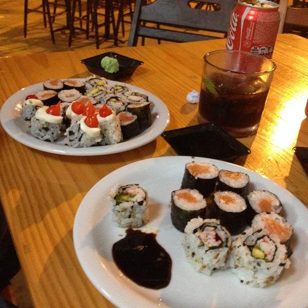 Das Foto wurde bei Deck Lounge &amp; Sushi Bar von Nil R. am 4/10/2013 aufgenommen