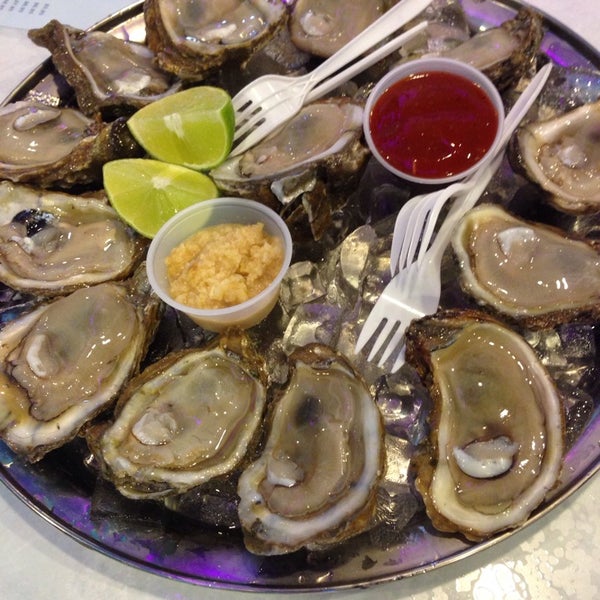 Das Foto wurde bei Marcos Seafood &amp; Oyster Bar von Carrie L. am 10/25/2014 aufgenommen