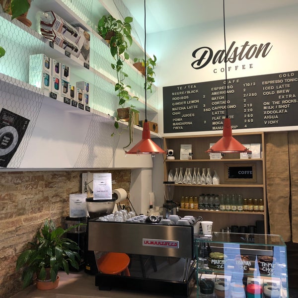 Das Foto wurde bei Dalston Coffee von Dalston Coffee am 6/7/2018 aufgenommen