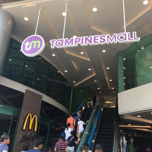 Das Foto wurde bei Tampines Mall von eee v. am 10/8/2016 aufgenommen
