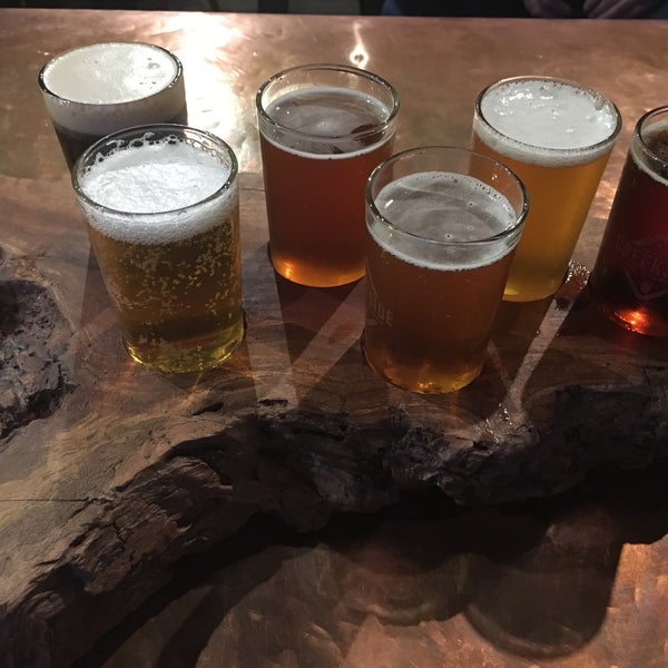 Photo taken at Creekside Pizza &amp; Taproom by Pat T. on 1/18/2018