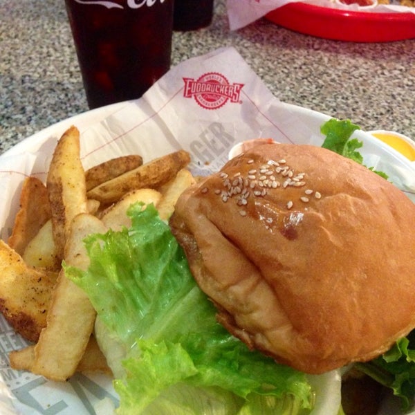 Photo taken at Fuddruckers by Gabriela S. on 6/27/2014