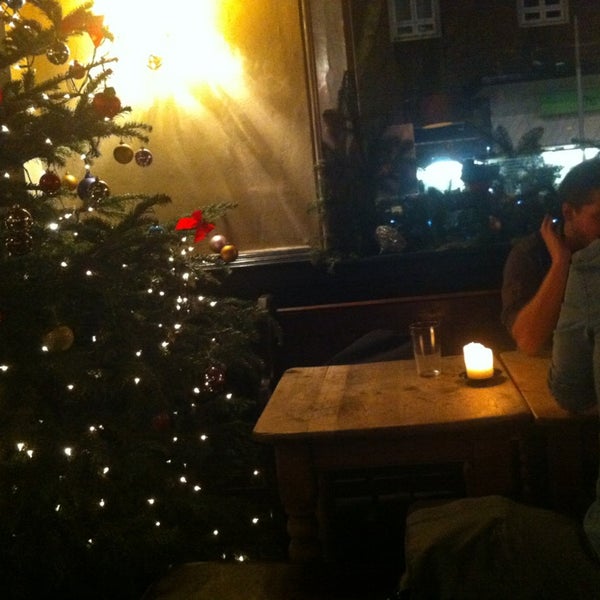 รูปภาพถ่ายที่ The Oxford Tavern โดย Delya D. เมื่อ 12/17/2012