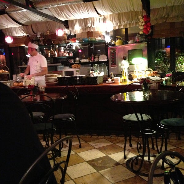 Das Foto wurde bei Café des Cafés von ✨ am 4/12/2013 aufgenommen