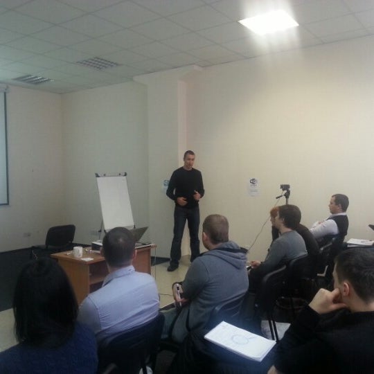 2/9/2013 tarihinde Dmitry L.ziyaretçi tarafından Академия Интернет-маркетинга WebPromoExperts'de çekilen fotoğraf