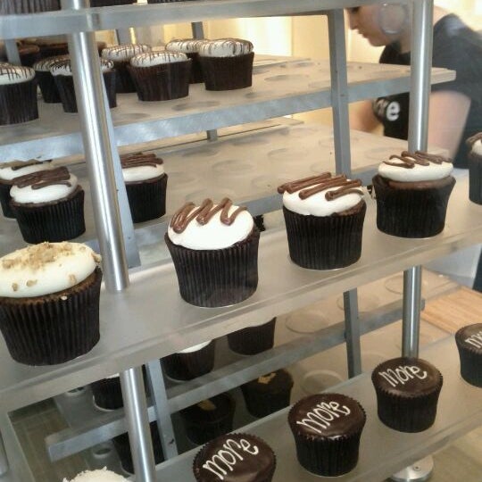 รูปภาพถ่ายที่ More Cupcakes โดย Amanda เมื่อ 10/22/2011