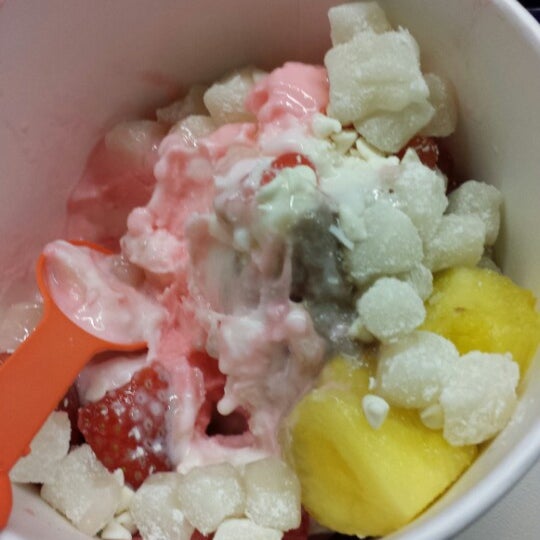 Das Foto wurde bei Tutti Frutti Frozen Yogurt von Karen L. am 1/15/2014 aufgenommen
