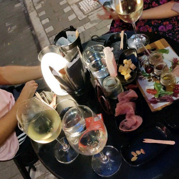 6/11/2021 tarihinde O T.ziyaretçi tarafından Cinque Wine &amp; Deli Bar'de çekilen fotoğraf